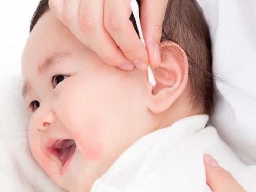 Giải đáp thắc mắc “có nên ngoáy tai cho trẻ” hay không?